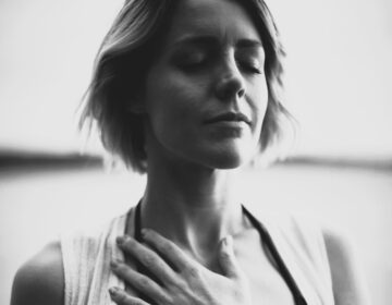 darius-bashar-Frau_HandaufHerzSW_HK